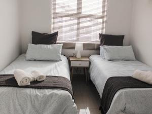 Modern 2 bedroom apartment close to shops & beach