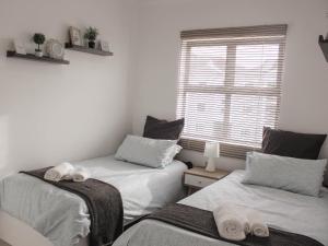 Modern 2 bedroom apartment close to shops & beach