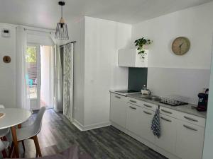 Appartements Inna - Studio avec exterieur , wifi et netflix : photos des chambres