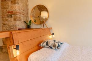 Studio with private garden by GardaDoma