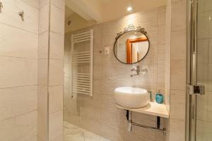 Studio with private garden by GardaDoma