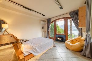 Studio with private garden by GardaDoma