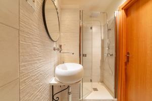 Studio with private garden by GardaDoma