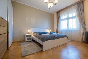 Giovannis Airport House