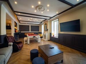 Duplex Jeanne dArc Billard Baby en option Escape Game Logements Insolites