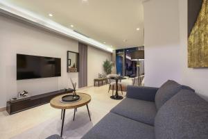 Voguish studio! Walk to Burj Khalifasleeps 3!