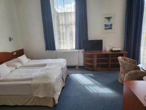 Double Room with Balcony (2 Adults + 1 Child) room in Hotel Margit