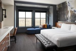 Guest Room, 1 King room in Marriott Owings Mills Metro Centre