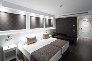 Quadruple Room (2 Adults + 2 Children) room in Catalonia Magdalenes