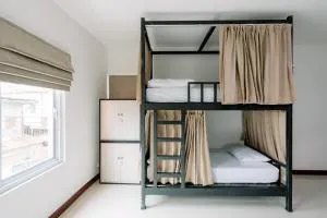 Red B Hostel, Cafe and Bar - 乌隆他尼