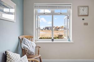 Bumble Cottage, Torcross - Heart of Torcross - Log burner - Ley views