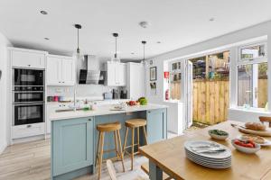 Bumble Cottage, Torcross - Heart of Torcross - Log burner - Ley views