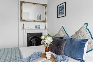 Bumble Cottage, Torcross - Heart of Torcross - Log burner - Ley views
