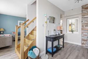 Bumble Cottage, Torcross - Heart of Torcross - Log burner - Ley views