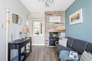 Bumble Cottage, Torcross - Heart of Torcross - Log burner - Ley views