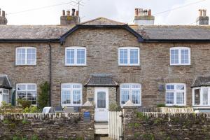 Bumble Cottage, Torcross - Heart of Torcross - Log burner - Ley views