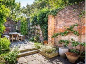 West Pallant Georgian Townhouse in City Centre with Courtyards, BBQ & Log Burners - Dogs Welcome! Chichester Holiday Properties