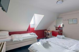 Basic Triple Room with Shared Bathroom in Attic room in Hotel Rubenshof