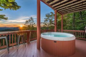 The Skybox Cabin Stunning Views HotTub Game Room