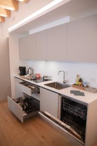 Romantic White Apartment - 5 minutes from the lake