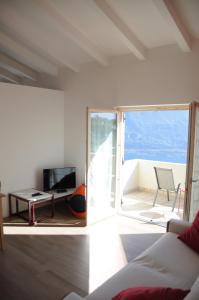 Villetta 56 Blu Yellow and Red Lake view Garden Private Parking by Garda Domus Mea