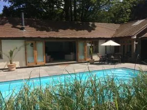 Rural Cottage Retreat, Dog Friendly with Shared Outdoor Pool & Tennis, Free Parking! Chichester Holiday Properties - Donnington