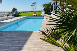 Maisons de vacances Villa with pool and sea view : photos des chambres