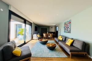 Maisons de vacances Villa with pool and sea view : photos des chambres