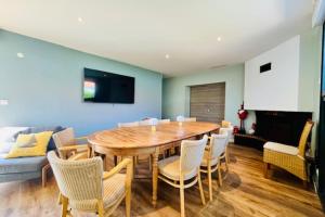 Maisons de vacances Villa with pool and sea view : photos des chambres
