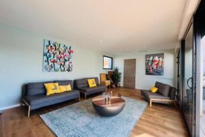 Maisons de vacances Villa with pool and sea view : photos des chambres