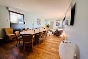 Maisons de vacances Villa with pool and sea view : photos des chambres