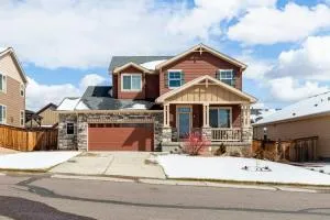 Cozy hideaway in Spruce: 4BR Retreat close to DIA - Hudson