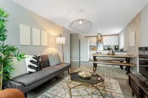 FREE Parking Spacious 2BR Flat in Irlam - Glazebury