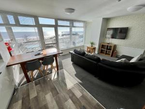 Luxurious Two-Bedroom Apartment with Sea View room in Apartments @52