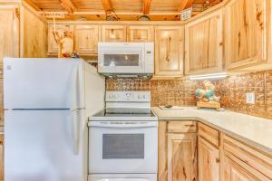 Ruidoso Cabin with Hot Tub - 2 Mi to Grindstone Lake