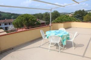 Numana, 600 mt mare trilocale con ampia terrazza vista mare