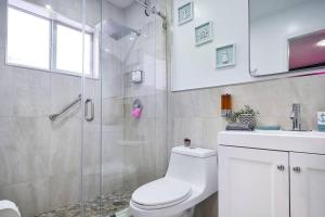 Escape GameRoom, BAR, BBQ, Spacious,KING Bed,Luxury mattresses, Near Beach, 6 blocks away from Bars, Nite Clubs, Res, Shops