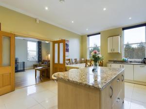 Mourne Mountain Bliss, Rostrevor 4BR Cottage with Patio & BBQ ideal for a relaxing getaway