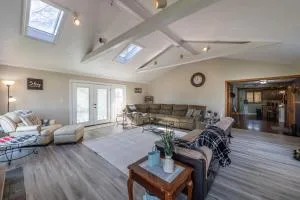 Maplewood Farmhouse + Hot tub - Howland Corners