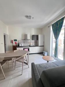 Sunshine Court Apartment No 2