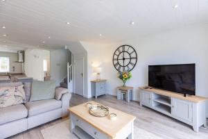 Isis Lakes 55, Lakeside Lodge - P