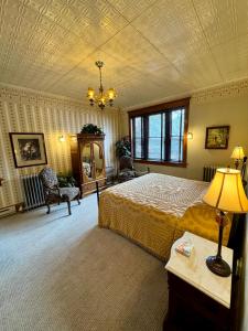 Consulting, 1 King Bed (First Floor) room in Cripple Creek Hospitality House & Travel Park