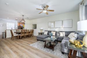 New Listing, Beautiful Townhome, Vista Cay - 4014