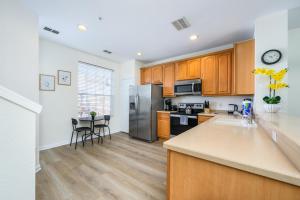 New Listing, Beautiful Townhome, Vista Cay - 4014