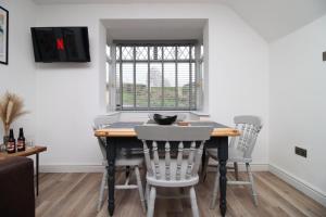 Elegant 3BR Bath Home, Sleeps 6, Driveway Parking, Families and Contractors Stay