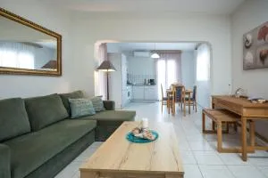 Zoe's Place - 1 BD Beachfront Apartment - Yeoryilianá