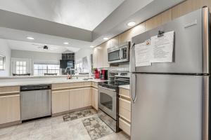 Marina Views and Cozy Sunroom Condo in Branson!