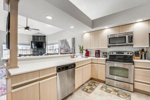 Marina Views and Cozy Sunroom Condo in Branson!