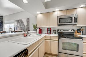 Marina Views and Cozy Sunroom Condo in Branson!