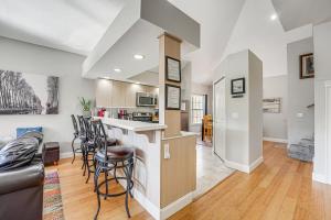 Marina Views and Cozy Sunroom Condo in Branson!